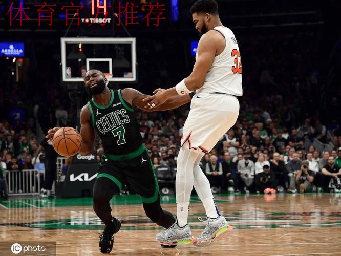 杰伦-布朗杀入篮下造成斯图尔特犯规,双方险些再起冲突 杰伦-布朗杀入篮下造成斯图尔特犯规,双方险些再起冲突