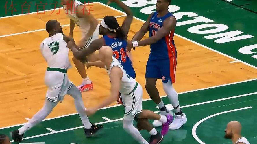 杰伦-布朗杀入篮下造成斯图尔特犯规,双方险些再起冲突 杰伦-布朗杀入篮下造成斯图尔特犯规,双方险些再起冲突