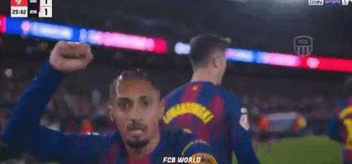 巴萨9000万巨星救主：单刀打空门 亲吻队徽！4万人鼓掌致敬